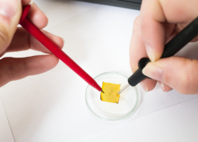 Mesure de résistivité de lignes de nanoparticules gravées par laser sur un substrat flexible