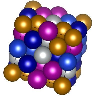 Structure de l'alliage à haute entropie FeCoCrMnNi. La structure est simple, cubique à face centrée mais les sites sont occupés aléatoirement par les atomes de l'alliage, représentés ici en différentes couleurs. Seul un cube de 2 mailles de coté, représentatif de l'alliage, est montré. 