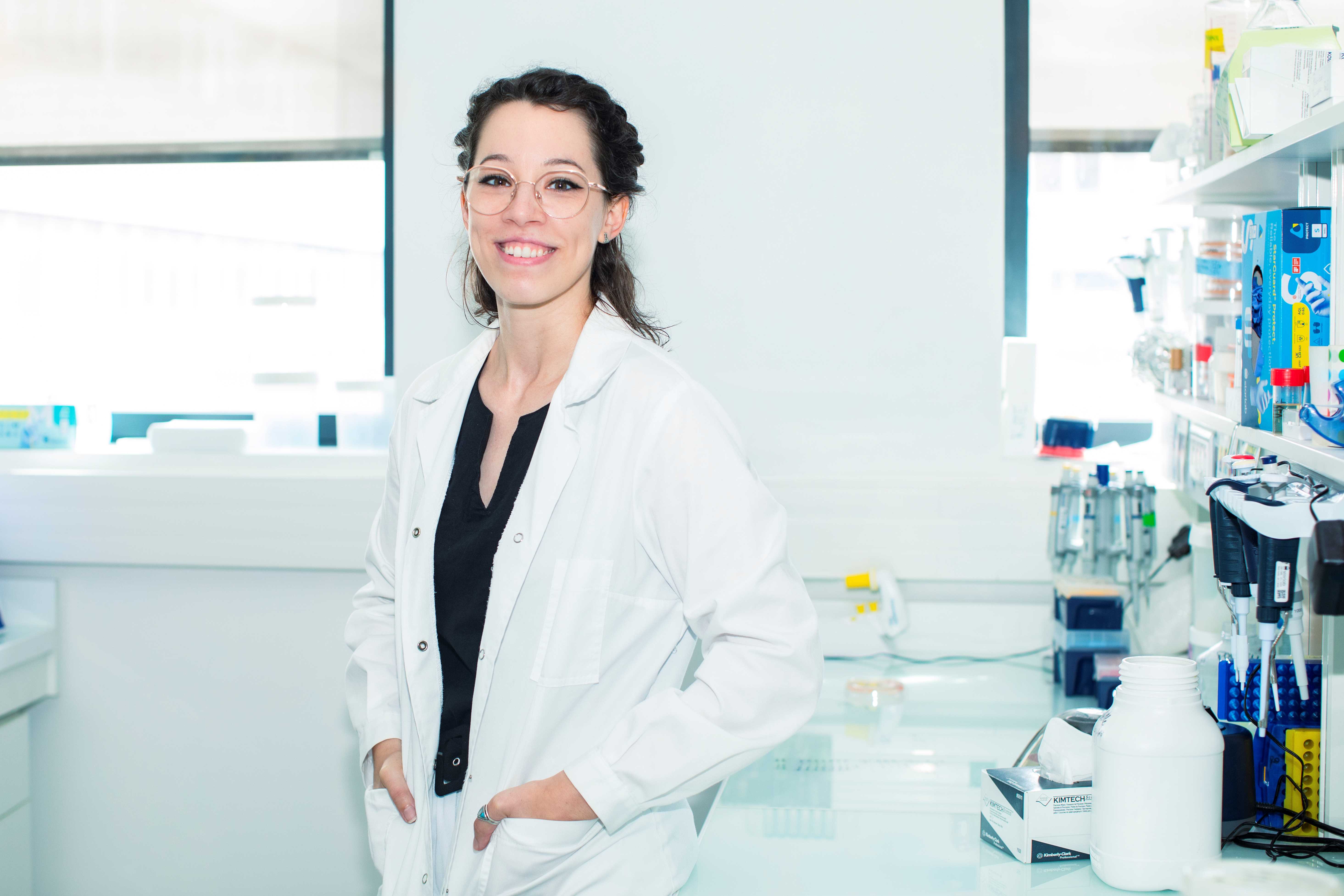 Kate Sorg dans son laboratoire