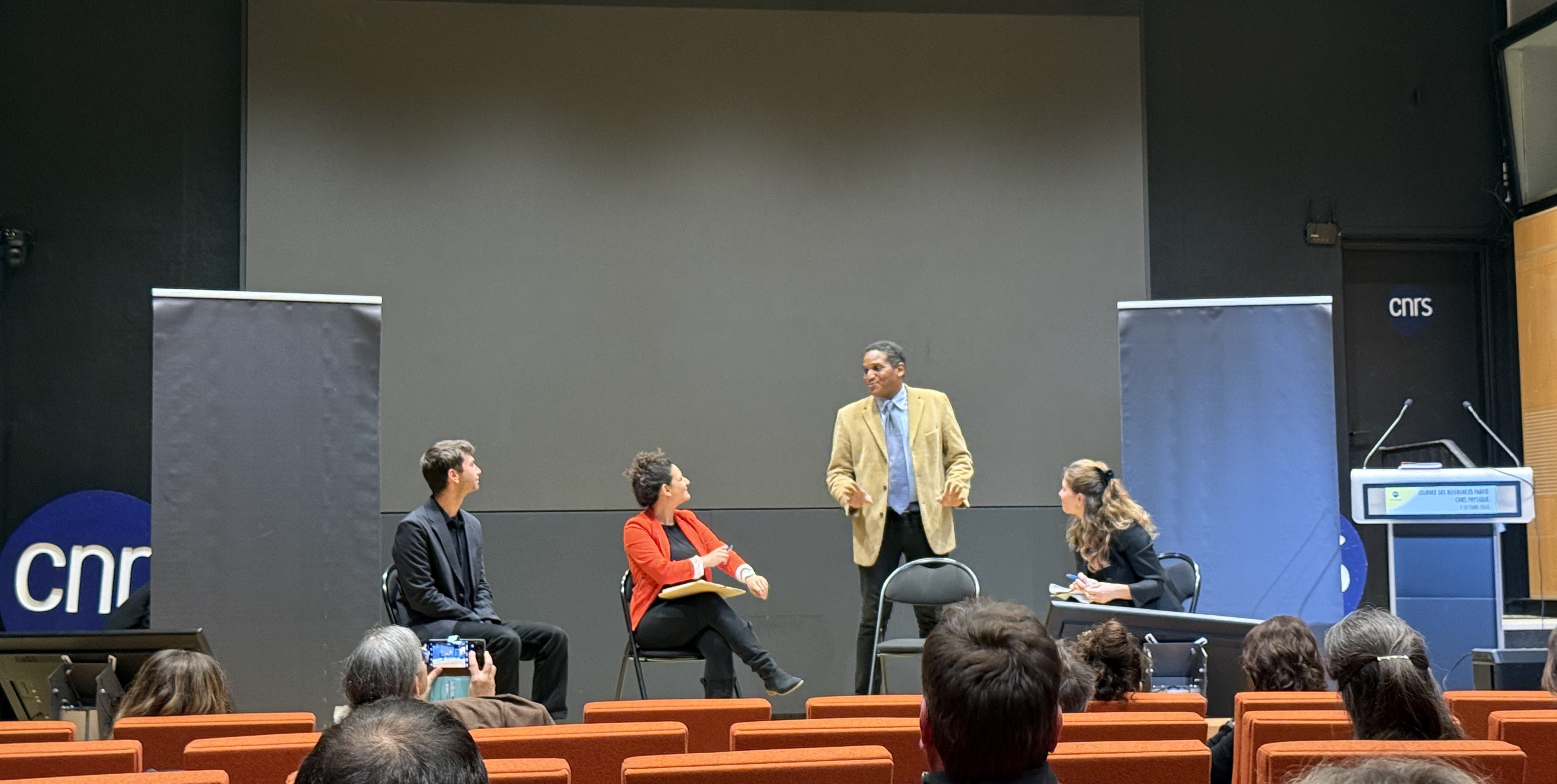 Représentation de Théâtre-forum par la compagnie Synergies Théâtre.