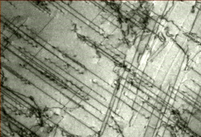 image de microscopie électronique in situ à -170ºC montrant des dislocations qui assurent la déformation plastique du niobium (la largeur de la photo correspond à 2 micromètres)