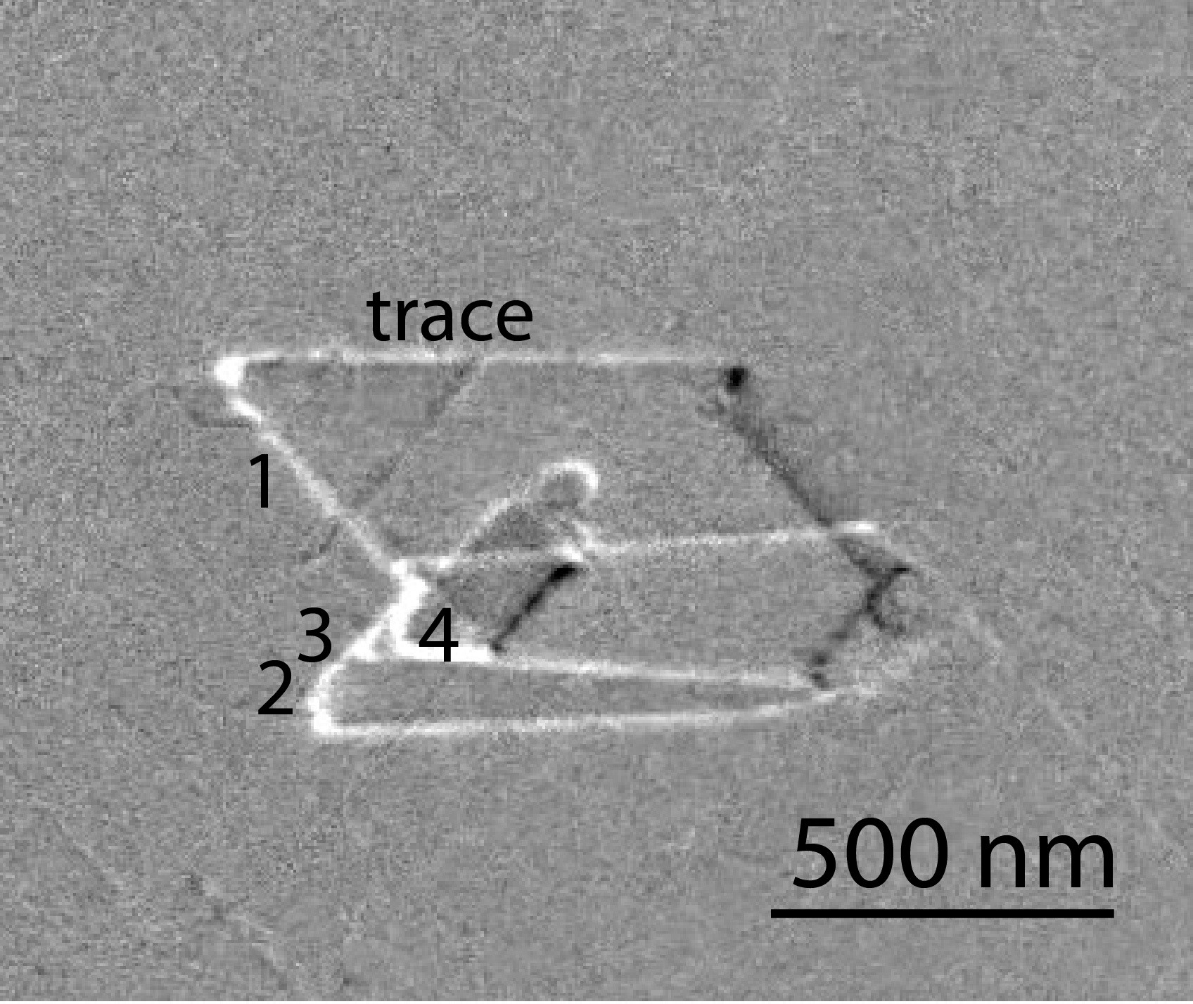 par différence entre deux images séparées de 40 millisecondes, le mouvement coordonné de quatre dislocations est mis en évidence. 