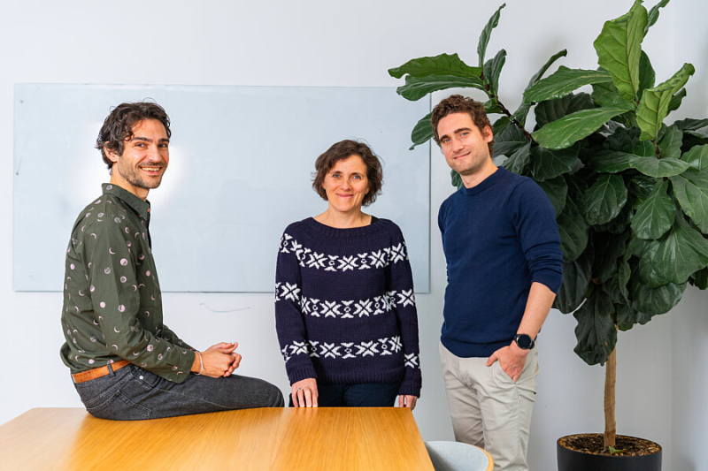 Pascale Senellart lauréate de la médaille de l’innovation du CNRS 2025 et cofondatrice de Quandela, entourée des deux cofondateurs de la société, Niccolo Somaschi (à gauche) et Valérian Giesz (à droite).