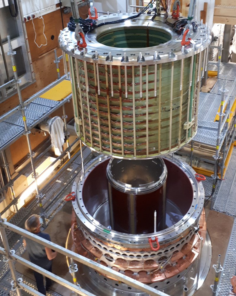 Insertion dans son cryostat de la bobine supraconductrice de l'aimant hybride du LNCMI
