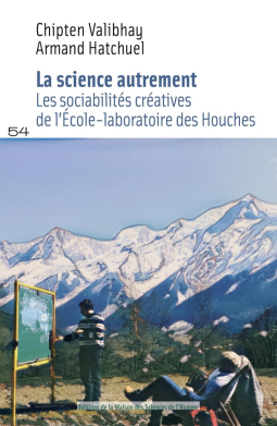 Couverture du Livre "La science autrement, Les sociabilités créatives de l'École-laboratoire des Houches". Les auteurs sont Chipten Valhibay et Armand Hatchuel. L'illustration est un photographie de chercheurs travaillant sur un tableau noir, l'un d'eux posé dans une chaise longue. Ils sont devant les Alpes.
