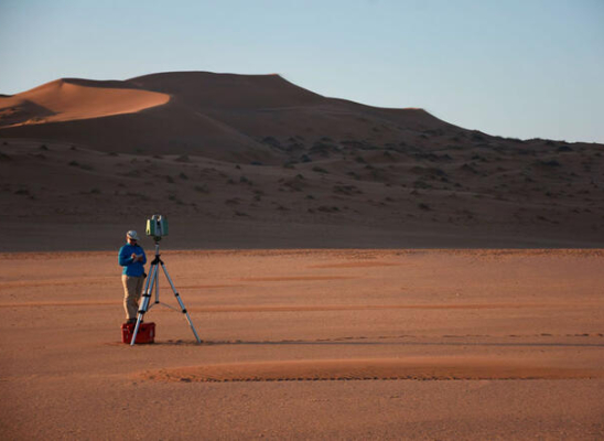 Jo Nield, une chercheuse, étudie une mini-dune en Namibie. Le scanner laser terrestre permet d’obtenir une modélisation en 3D de la topographie. 