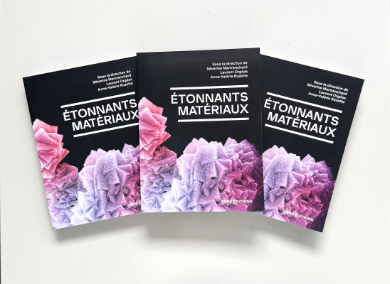 Trois exemplaires de l'ouvrage Étonnants Matériaux.