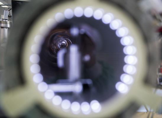 Vue de l'extrémité du tunnel de transfert de l'usine sous ultravide du Pico-Lab au CEMES