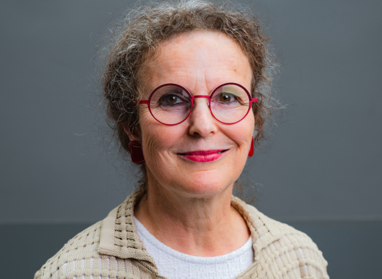 Portrait photo de jacqueline Bloch sur fond gris