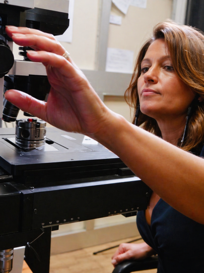 Livia Bove travaillant sur un instrument scientifique