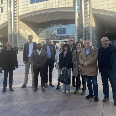 Le comité de direction et le pôle Europe & International de CNRS Physique devant le parlement européen.