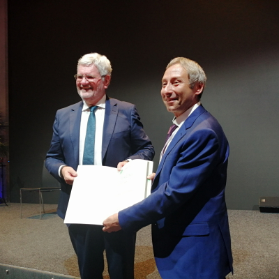 Remise du prix à Luc Bergé par le Prof. Robert Schögl, président de la Fondation Alexander von Humboldt.