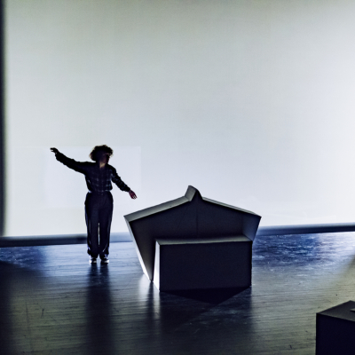 Une comédienne sur ce qui semble êtreune scène de théâtre.