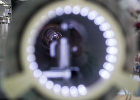 Vue de l'extrémité du tunnel de transfert de l'usine sous ultravide du Pico-Lab au CEMES