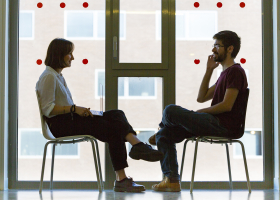 Discussion entre deux stagiaires de l’Institut de recherche en informatique fondamentale