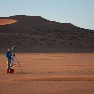 Jo Nield, une chercheuse, étudie une mini-dune en Namibie. Le scanner laser terrestre permet d’obtenir une modélisation en 3D de la topographie. 