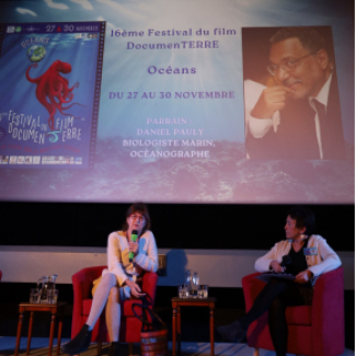 Pascale Fabre s'exprimant au micro lors d'une intervention au festival du film DocumenTERRE