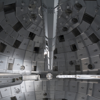 Au centre de la chambre du Laser Mégajoule (LMJ) 