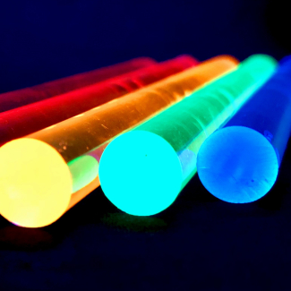Tubes de plexiglass recouverts de solutions de nanocristaux de différentes couleurs 
