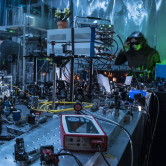 Réglage et observation du spectre d'un laser femtoseconde.  © Hubert RAGUET/LKB/CNRS Photothèque