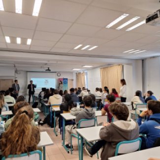 Des scientifiques devant une classe de lycée