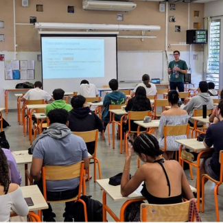 Olivier Alibart, maître de conférence Université Côté d’Azur à l’Institut de Physique de Nice (INPHYNI), intervenant devant des élèves de CPGE scientifiques du Lycée Leconte de Lisle à Saint Denis à La Réunion.