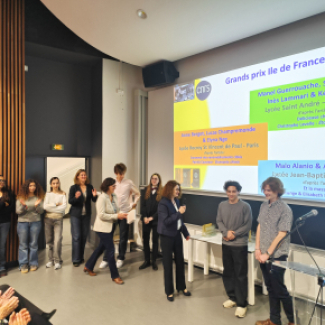 Des lycéens et lycéennes recevant leur prix.