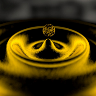 Une nanoparticule est placée au contact d’une onde plasmonique (une onde lumineuse confinée à la surface d’un métal). Dans cette illustration, cette onde est représentée par des ondulations similaires à celles observées à la surface d’un liquide. 