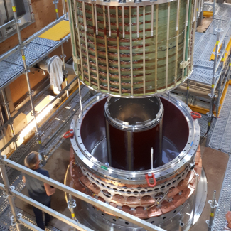 Insertion dans son cryostat de la bobine supraconductrice de l'aimant hybride du LNCMI