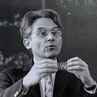 Jacques Badoz expliquant le pouvoir rotatoire naturel.