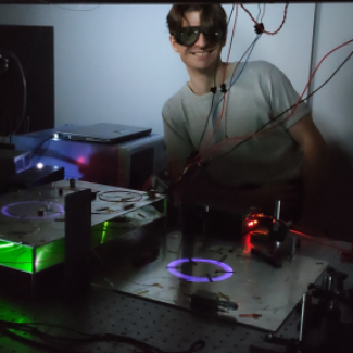 Un chercheur devant une table optique