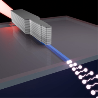 Vision d’artiste du dispositif hybride : des paires de photons sont générées dans un guide d’onde en AlGaAs. Un ruban de couplage façonne et contrôle leur fonction d’onde, puis assure leur transfert vers le guide d’onde en silicium sous-jacent.