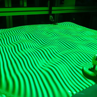 Ondes hydroélastiques turbulentes se propageant sur une membrane flottante.