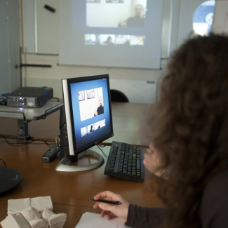 Personne suivant une visioconférence