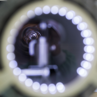 Vue de l'extrémité du tunnel de transfert de l'usine sous ultravide du Pico-Lab au CEMES