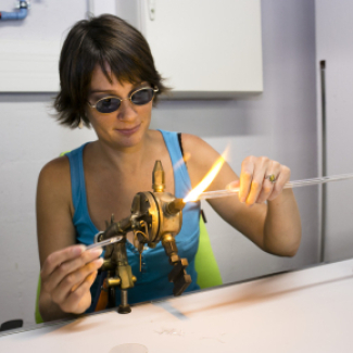 Une souffleuse de verre au travail