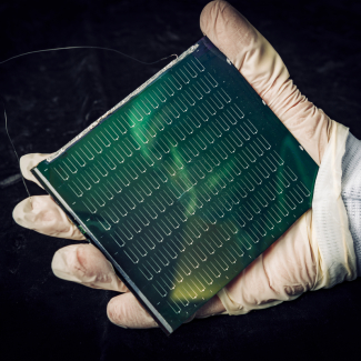 Cellules photovoltaïques à base de cuivre, d'indium, de gallium, de sélénium et de soufre (Cu(In,Ga)(S,Se)2), aussi appelé CIGS, déposées sur 15 X 15 cm2. Cette plaque photovoltaïque à base de couches minces de CIGS est constituée de 162 cellules solaires déposées sur un substrat de verre. Ce grand nombre de cellules permet une approche statistique de la mesure des performances photovoltaïques. 