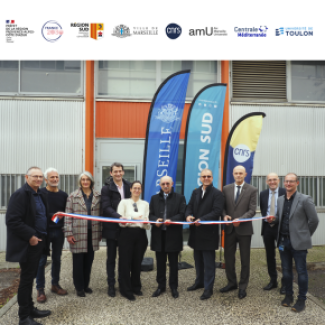 Des personnes coupant un ruban inaugural.