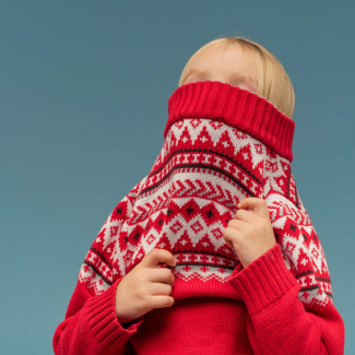 Enfant avec un pull rouge - tricot.