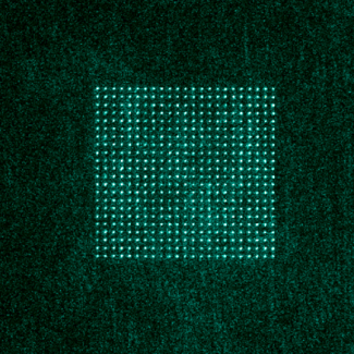 Registre d’environ 500 qubits atomiques assemblés et contrôlés par laser, obtenu dans un ordinateur quantique Pasqal.