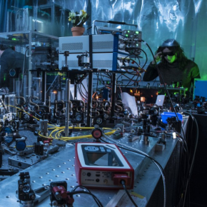 Réglage et observation du spectre d'un laser femtoseconde.
