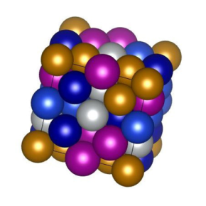 Structure de l'alliage à haute entropie FeCoCrMnNi. La structure est simple, cubique à face centrée mais les sites sont occupés aléatoirement par les atomes de l'alliage, représentés ici en différentes couleurs. Seul un cube de 2 mailles de coté, représentatif de l'alliage, est montré. 