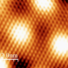 Image STM montrant la structure du feuillet phosphorène bleu déposé sur cuivre.