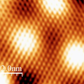 Image STM montrant la structure du feuillet phosphorène bleu déposé sur cuivre. 