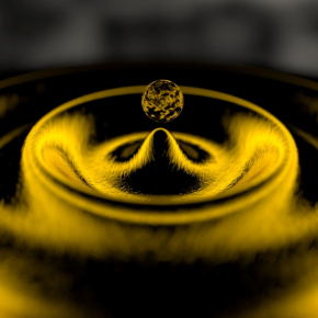 Une nanoparticule est placée au contact d’une onde plasmonique (une onde lumineuse confinée à la surface d’un métal). Dans cette illustration, cette onde est représentée par des ondulations similaires à celles observées à la surface d’un liquide. 