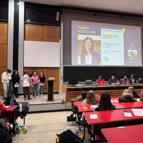 Présentation par des élèves devant un amphitéatre de Pauline Rovillain