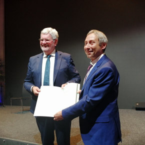 Remise du prix à Luc Bergé par le Prof. Robert Schögl, président de la Fondation Alexander von Humboldt.