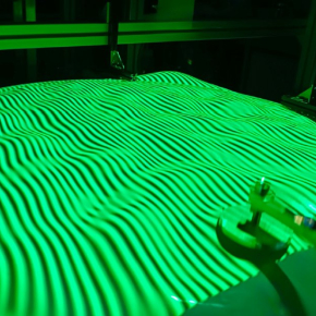 Ondes hydroélastiques turbulentes se propageant sur une membrane flottante.