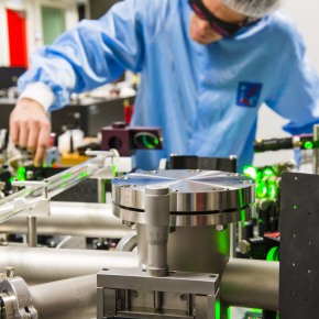 Personne travaillant sur une table laser