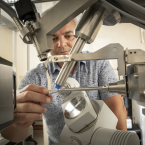 Image d'illustration : Mise en place d’un cristal sur un diffractomètre 4 cercles à rayons X par Eric Collet